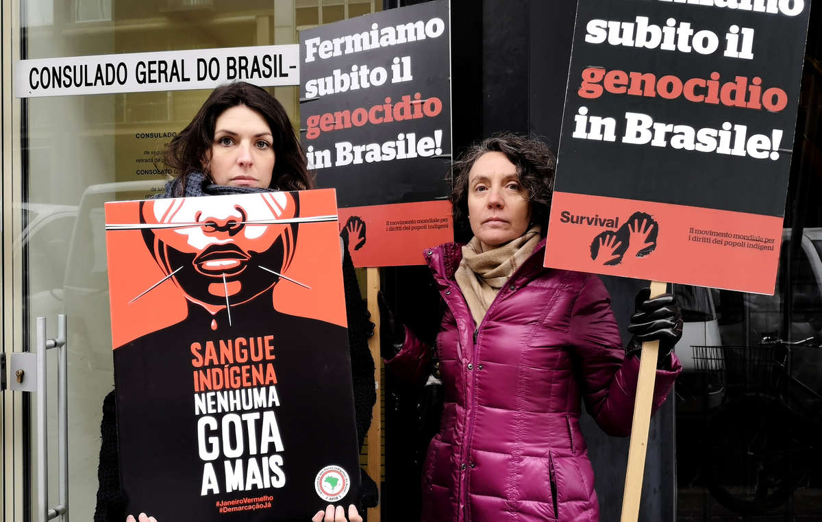 Manifestantes em Milão, Itália, no Consulado do Brasil.