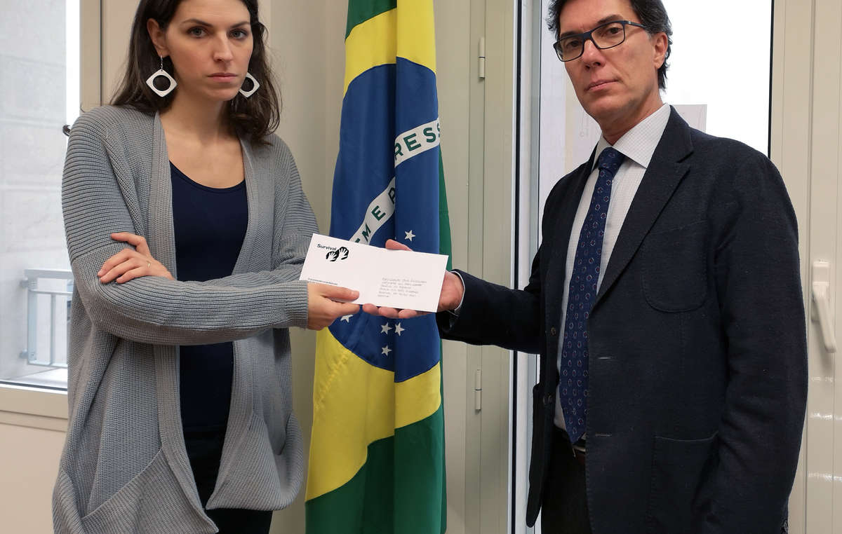 Manifestantes em Milão, Itália, entregando uma carta no Consulado do Brasil.